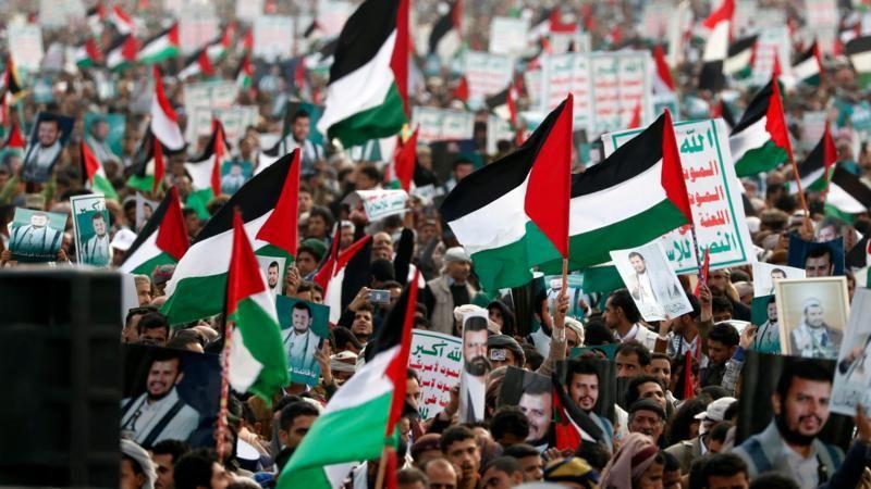 منذ بداية الحرب في قطاع غزة، خرجت عشرات المظاهرات الشعبية في اليمن، دعماً للفلسطينيين ومطالبة بوقف الحرب ضدهم