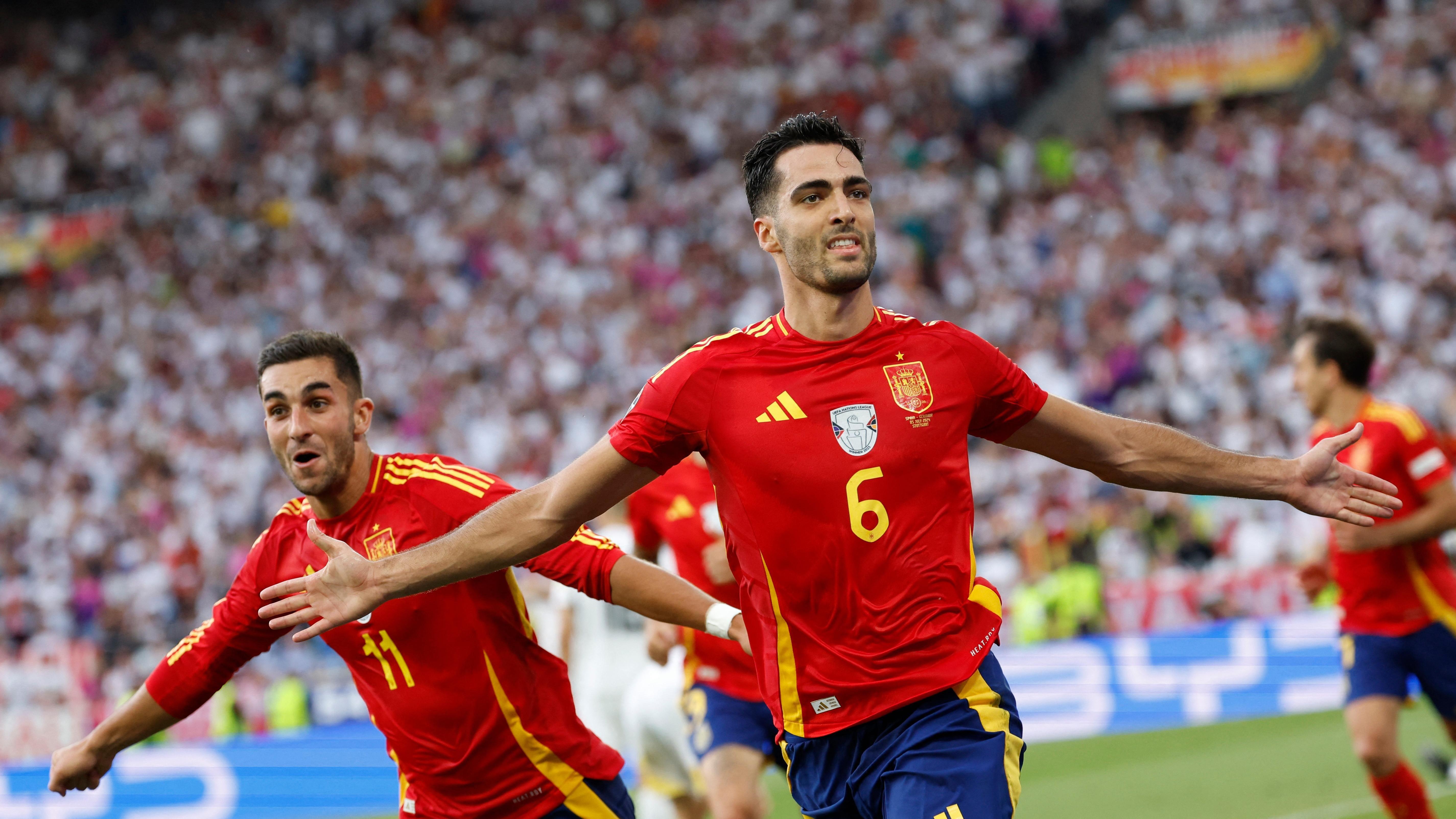 لاعب إسبانيا ميكيل ميرينو يحتفل بهدفه أمام ألمانيا
