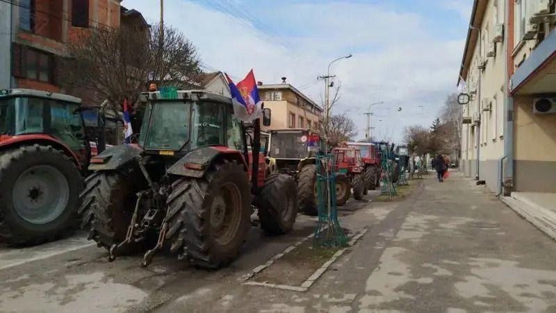 Traktori ispred skupštinske zgrade u Rači, mestu u Šumadiji