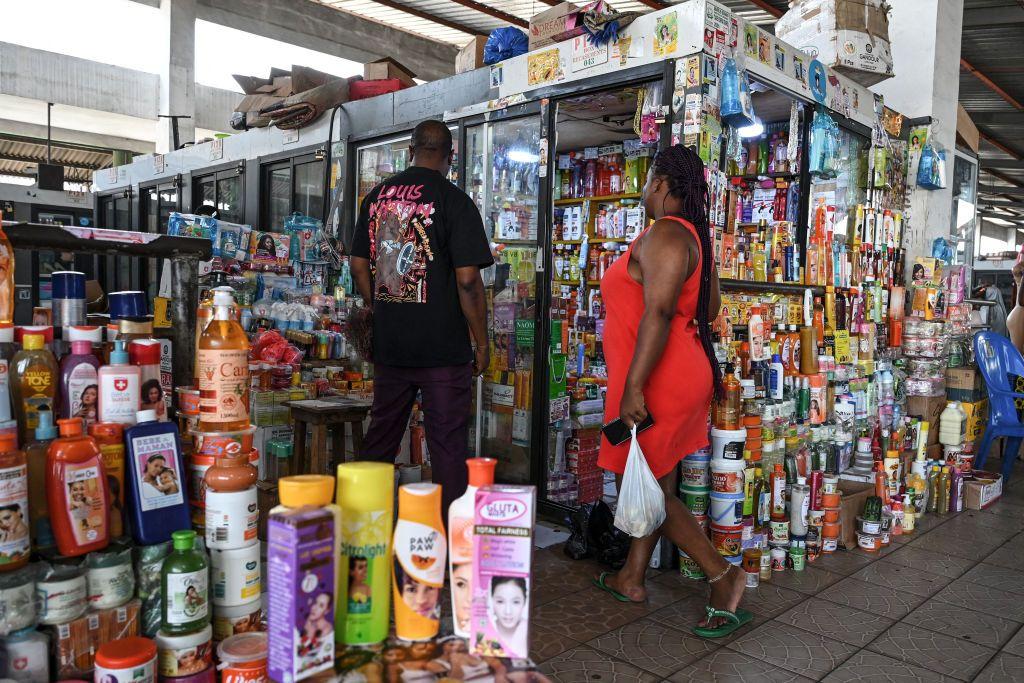 Cosméticos en un mercado de Camerún.