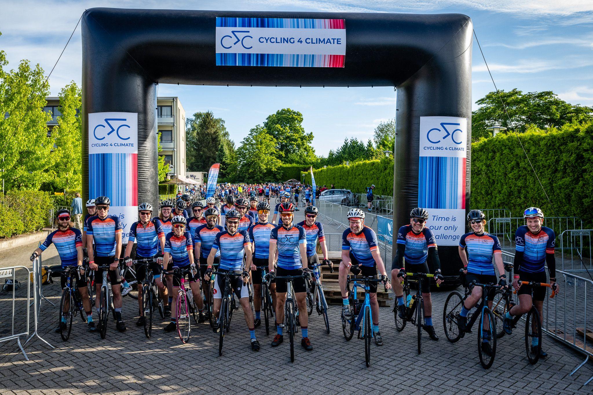 Imagen de decenas de ciclistas usando una camisa de las rayas climáticas en un evento de ciclismo
