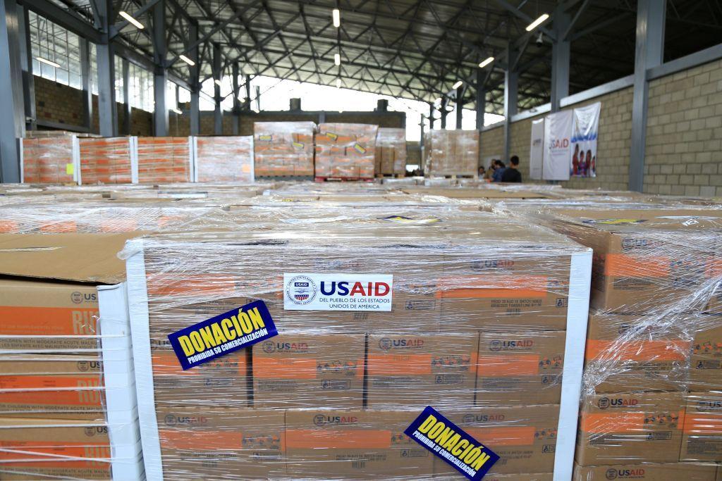 Cajas con ayuda humanitaria y el logo de USAID. 