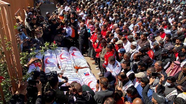 "قال سامحيني يا أمي لأنه مات وتركني"، أم مسعف غزة الذي وثق مقتله تحكي لبي بي سي عن فاجعتها 2 صلاة الجنازة على المسعفين القتلى