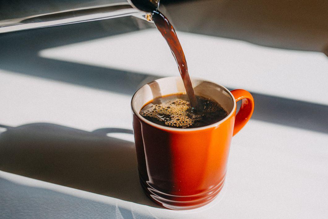 Sağlıklı yetişkinler için önerilen kafein tüketimi, günde en fazla 400 miligram.