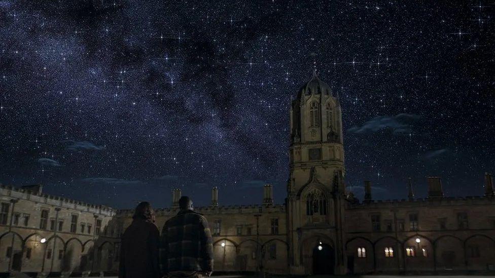 Noite estrelada com a Universidade de Oxford ao fundo