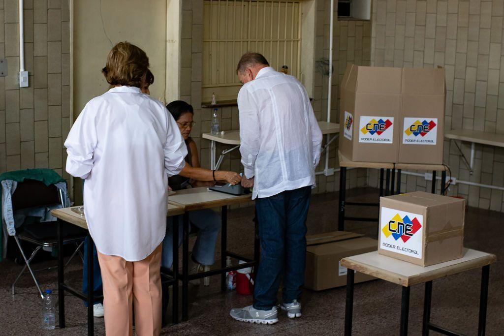 Edmundo Gonzlez votando na Venezuela