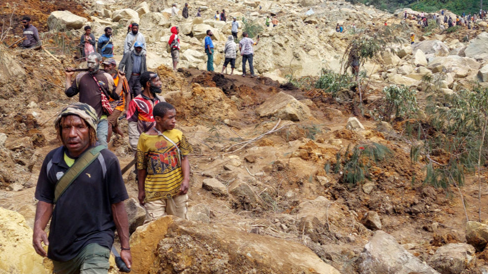 Papua New Guinea fears thousands buried after landslide