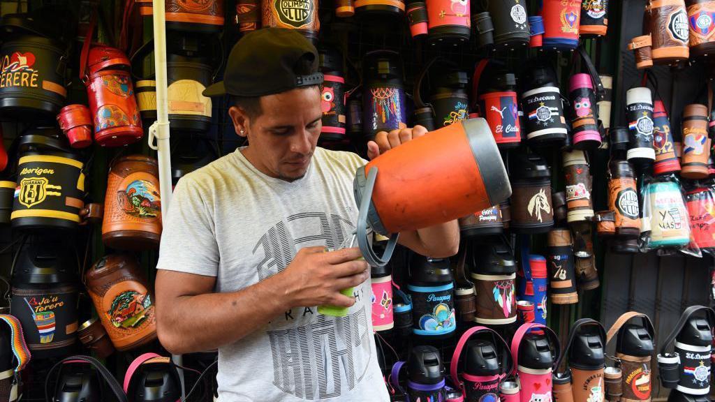 Hombre cebando un mate en Paraguay.