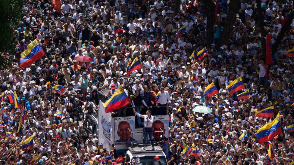 Apoiadores da oposição ao governo de Maduro reunidos na rua