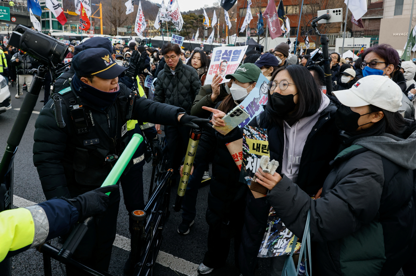 4일 서울 용산구 한남동 대통령 관저 인근에서 집회 참가자들이 윤석열 대통령에 대한 즉각적인 체포를 요구하고 있다