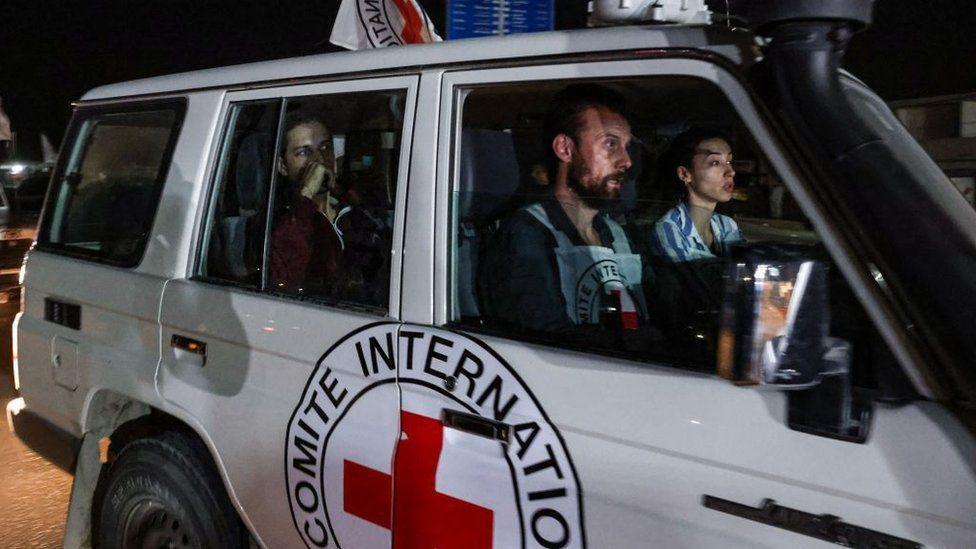 سيارة تابعة للجنة الدولية للصليب الأحمر