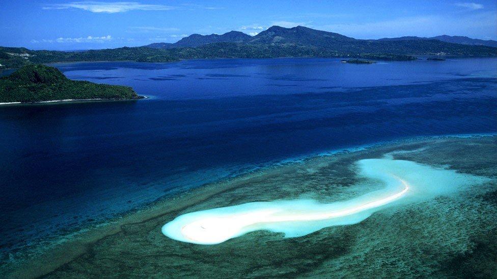 O mar e a laguna que cercam Mayotte
