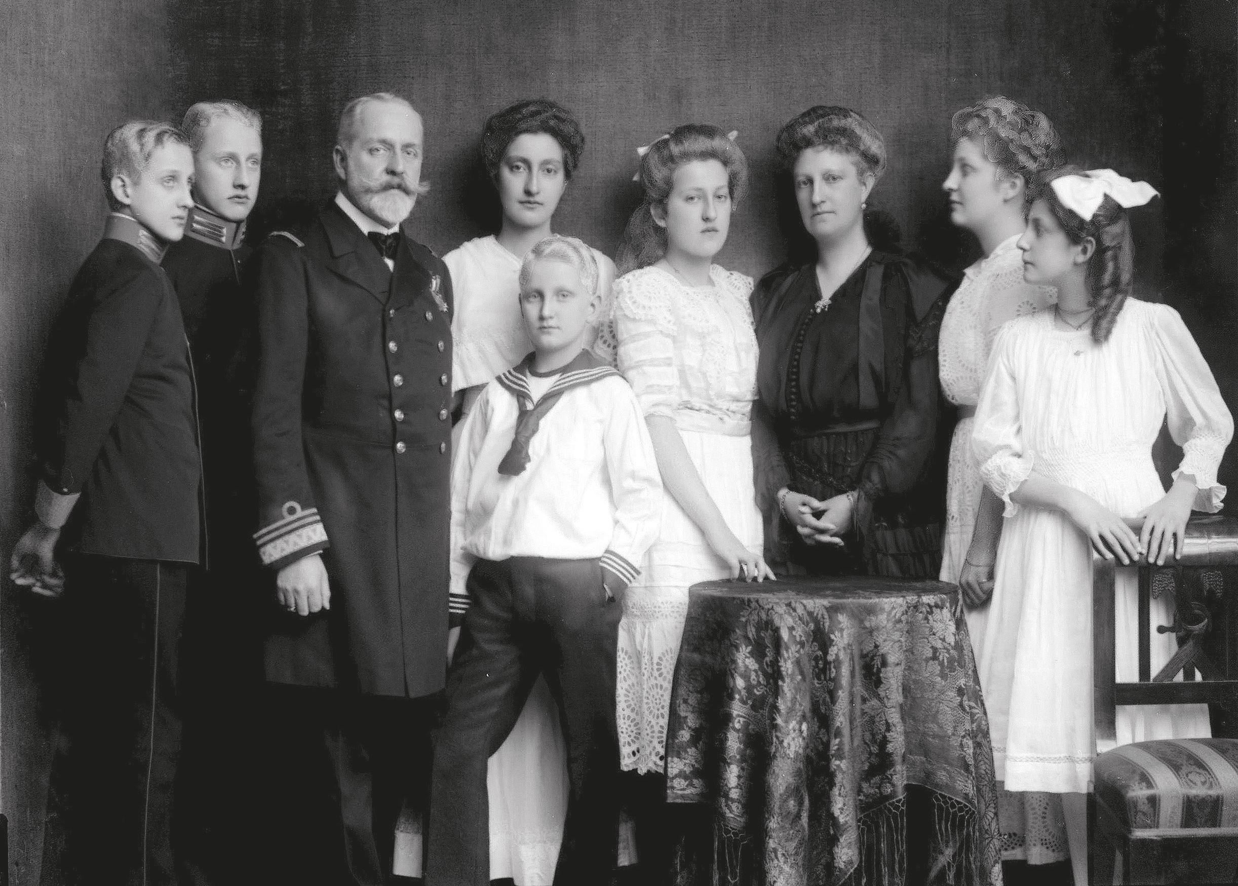 Príncipe Augusto Leopoldo e sua mulher, a arquiduquesa Carolina, com sete de seus oito filhos. 