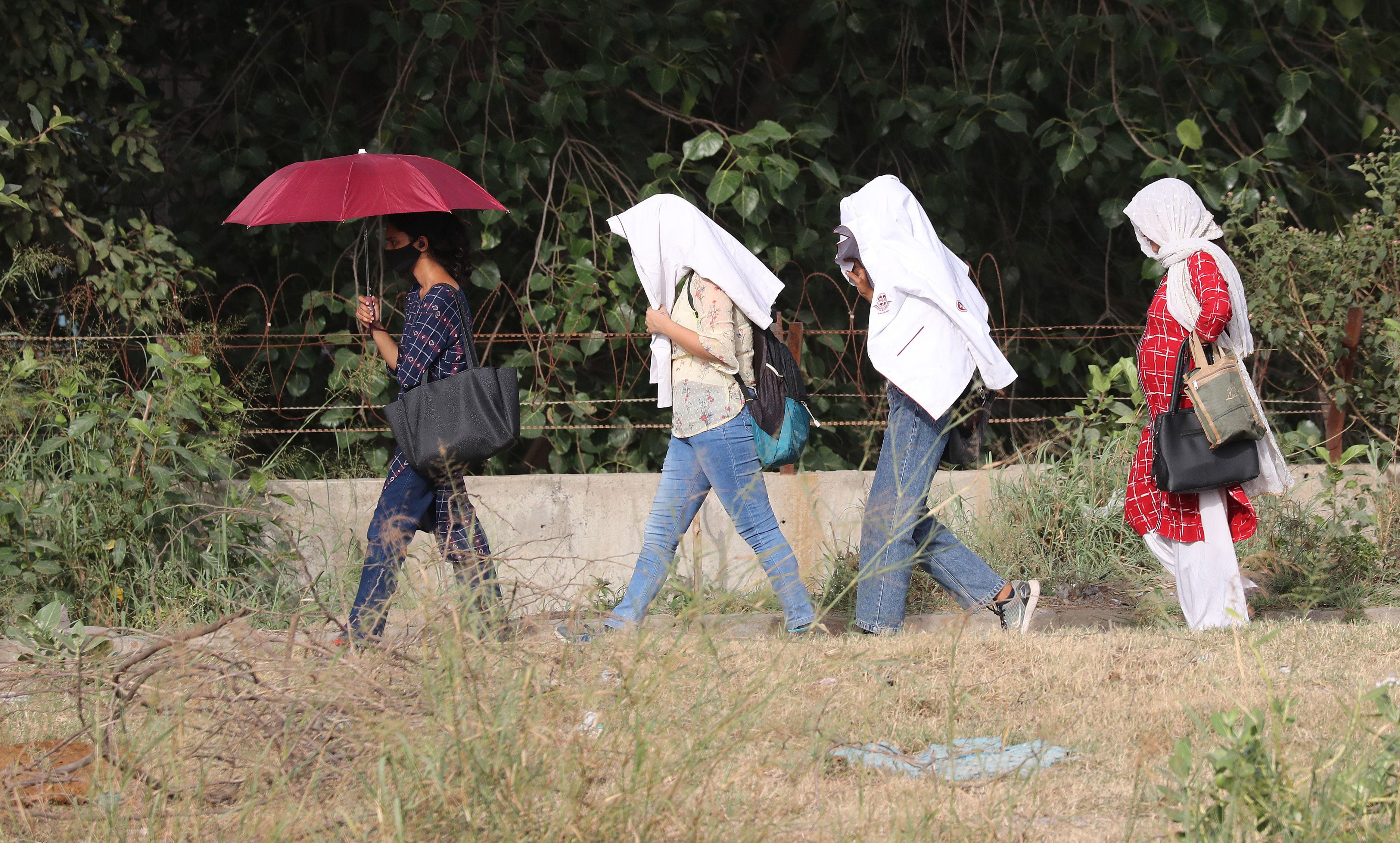 Cuatro mujeres caminan en medio del intenso calor en India