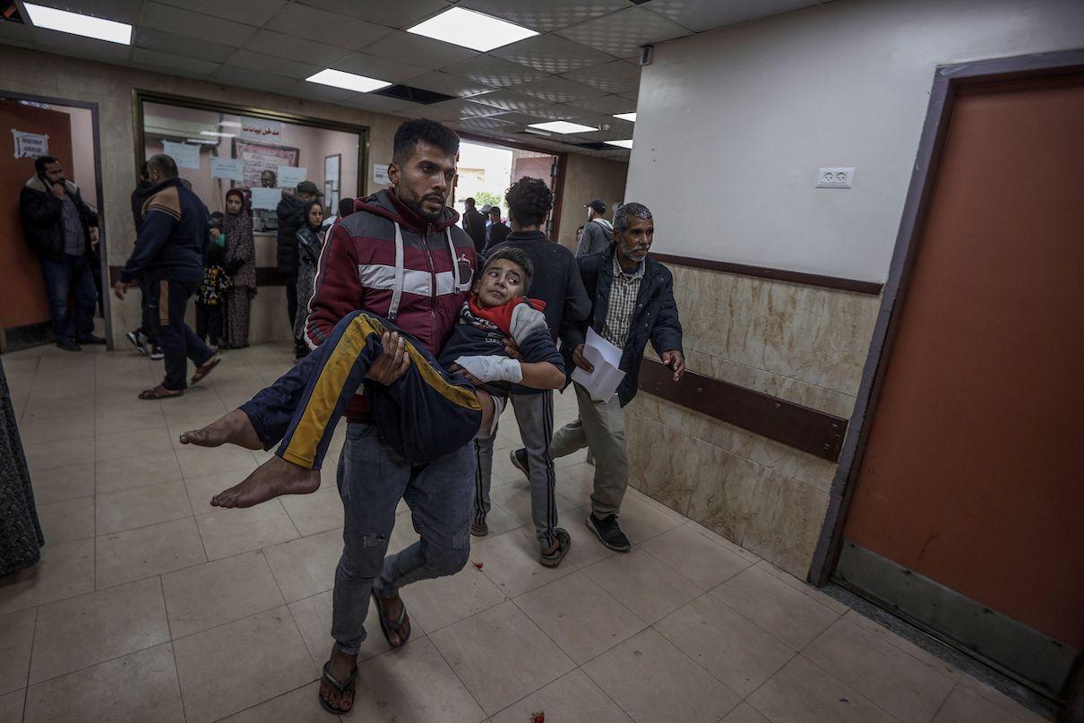 Pessoas feridas, incluindo crianças, são levadas ao Hospital dos Mártires de Al-Aqsa para tratamento após os ataques israelenses em Deir al-Balah, Gaza, em 4 de janeiro de 2024