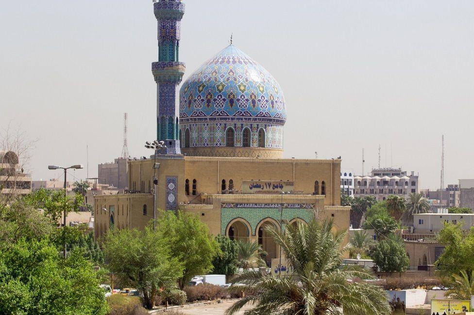 Mezquita con el minarete en Bagdad