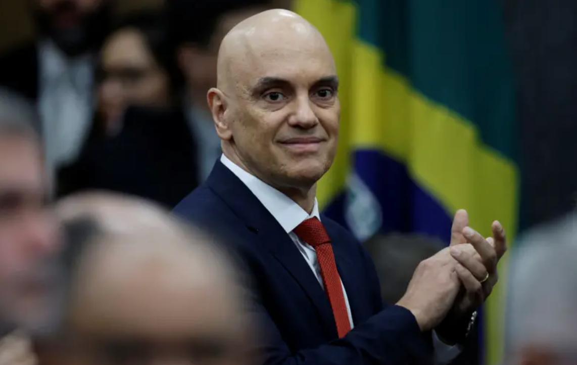 Alexandre de Moraes usando terno escuro e gravata vermelha