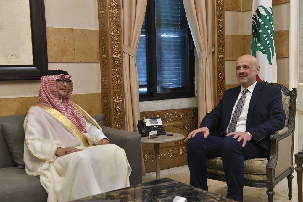وزير الداخلية في حكومة تصريف الأعمال اللبنانية بسام المولوي والسفير السعودي وليد البخاري في لقاء العام الماضي