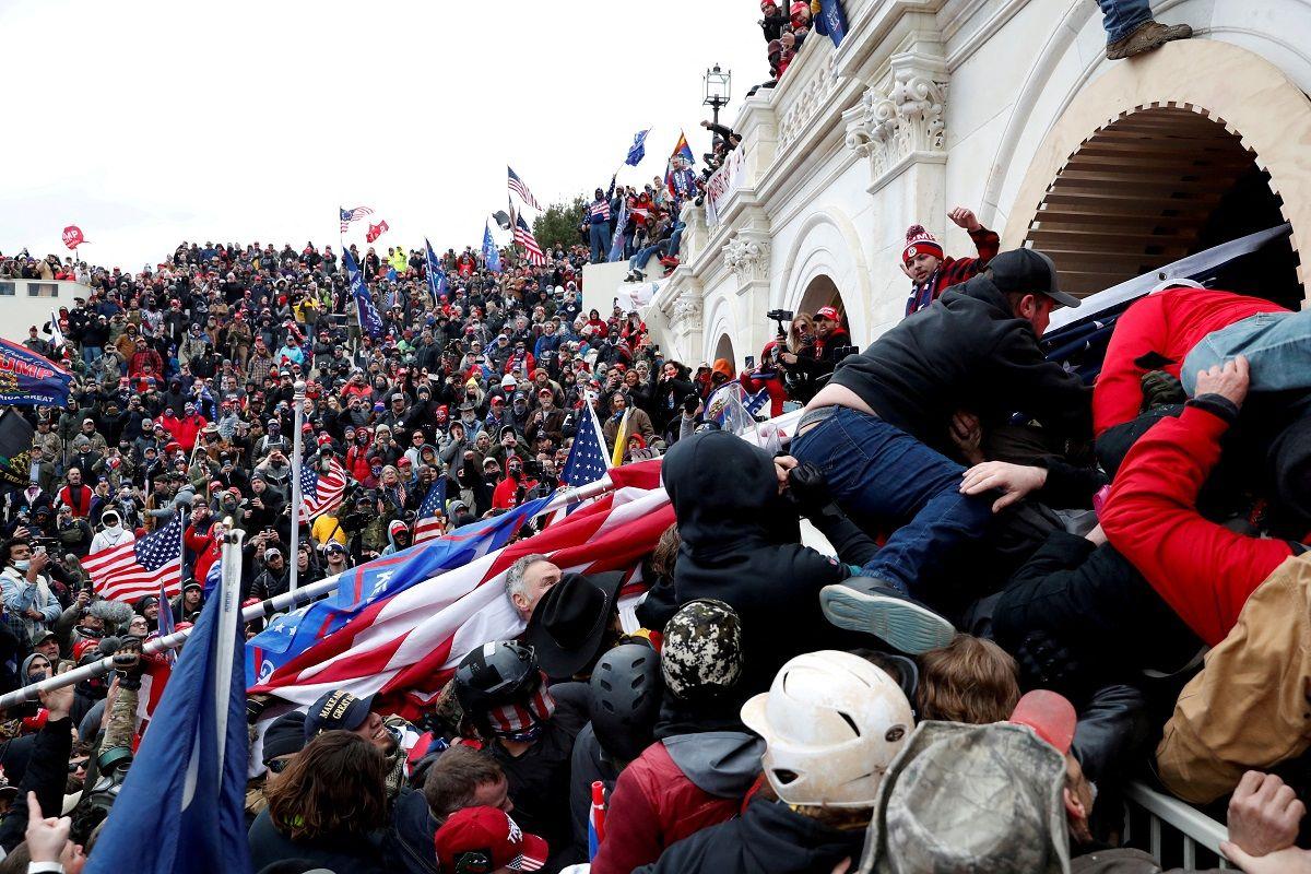 Uma visão externa do motim no Capitólio mostrando manifestantes invadindo o prédio