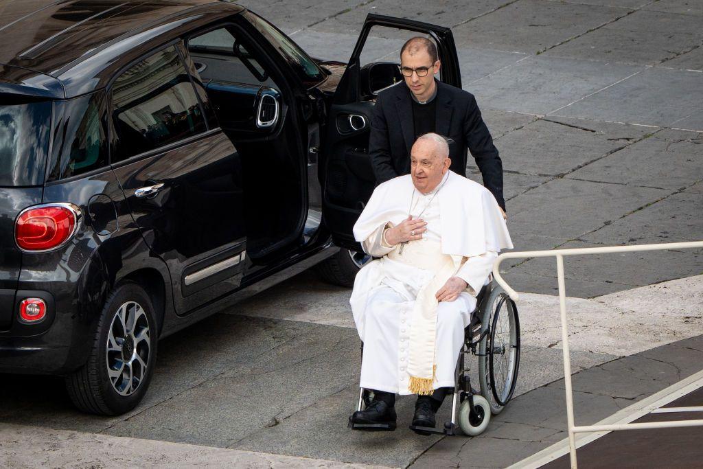 El Papa en silla de ruedas