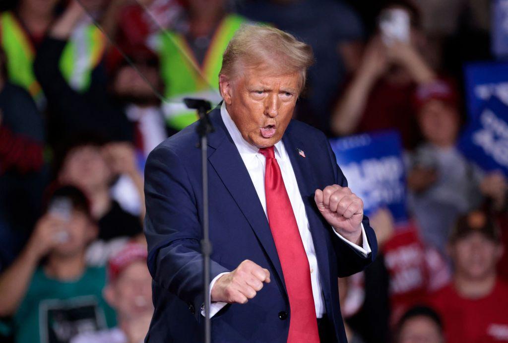 Trump bailando en una de sus presentaciones en vivo.