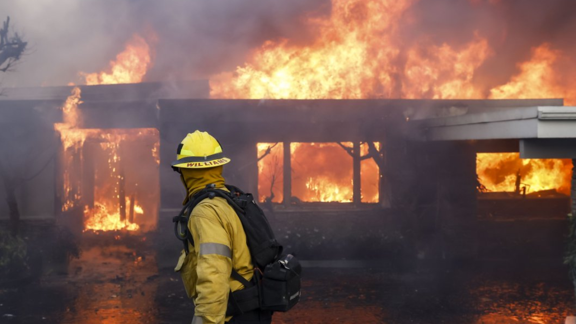 Bombero ante una vivienda quemada en Pacific Palisades, Los Ángeles, Estados Unidos, el 7 de enero de 2025.