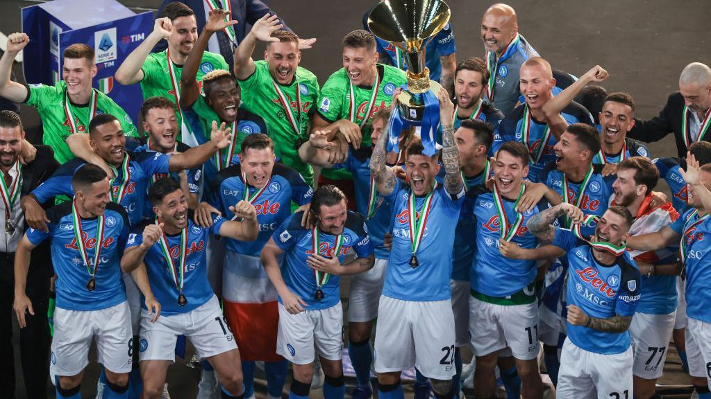 El equipo del Napoli levanta la copa