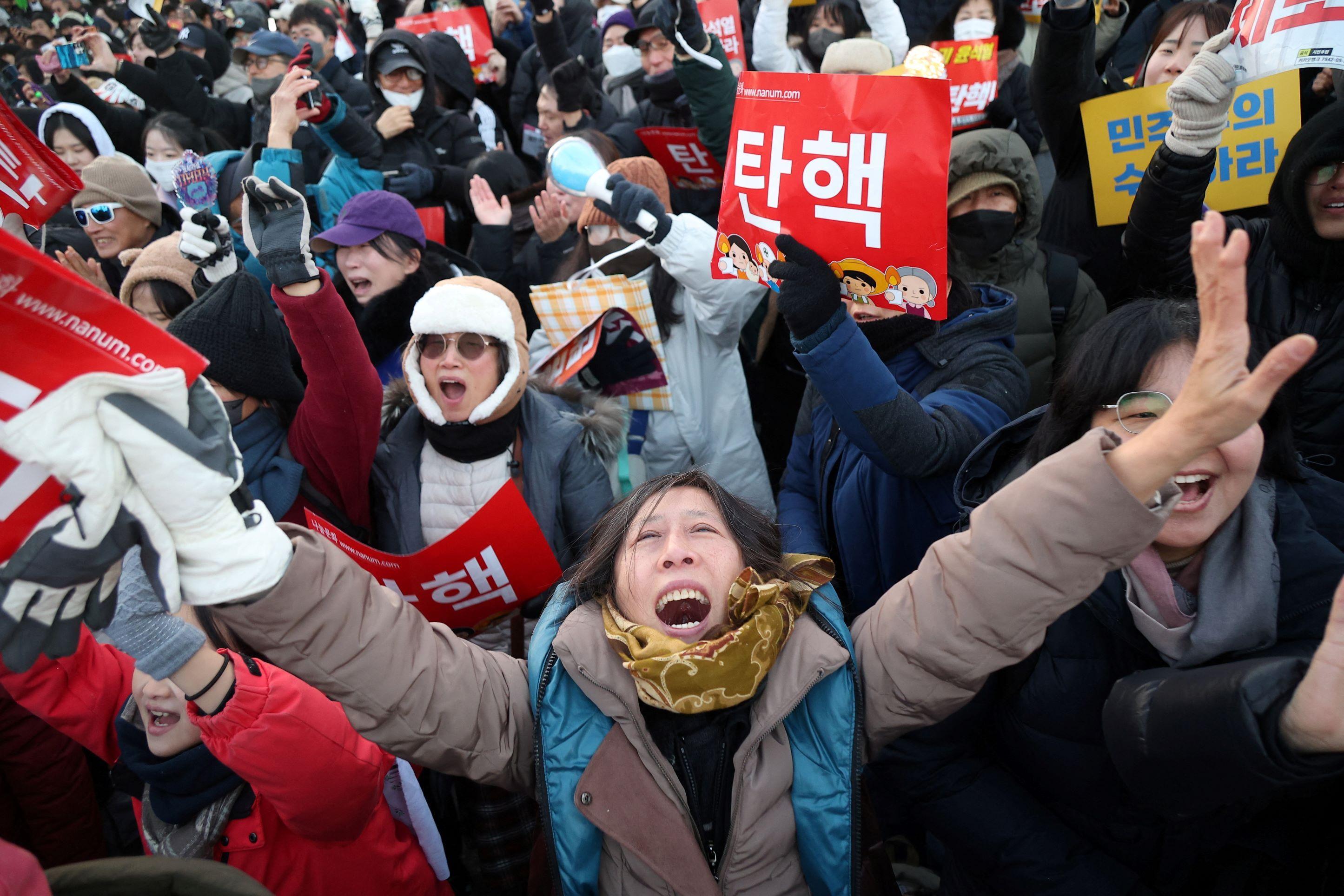 윤석열 대통령에 대한 탄핵소추안이 가결된 14일 오후 서울 여의도 국회의사당 앞 집회에 참여한 시민들이 환호하고 있다