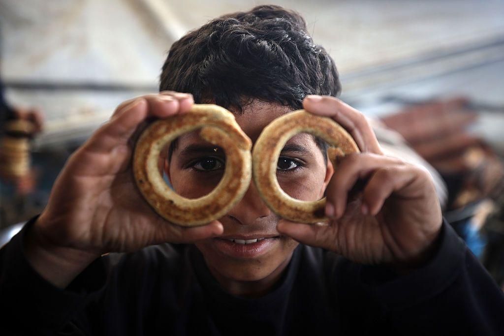طفل فلسطيني خلال تحضير كعك العيد التقليدي في مدينة غزة