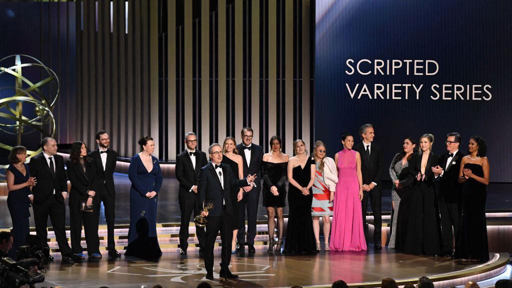El equipo de Last Week Tonight With John Oliver, premiada con el Emmy a la mejor serie de variedades en la ceremonia de los Premios Emmy 2023 el 15 de enero de 2024 en Los Ángeles, Estados Unidos.