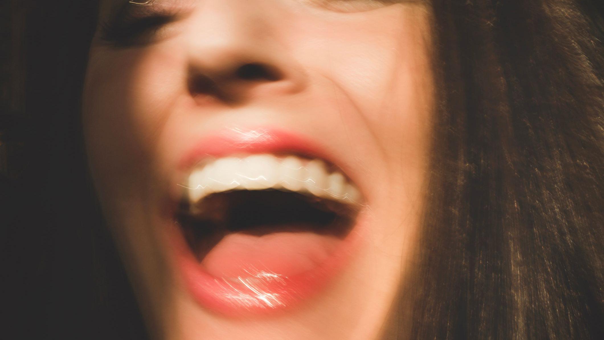 Una mujer riéndose