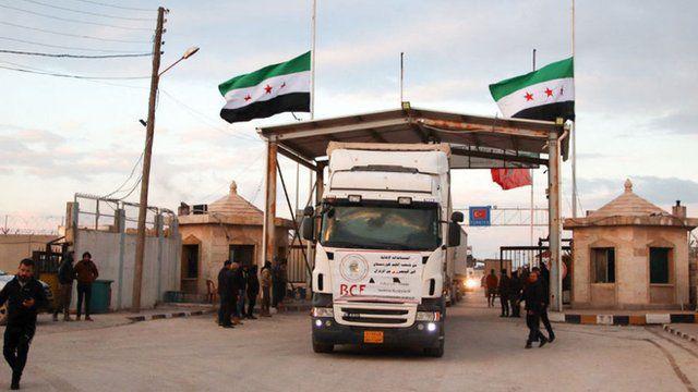 Um caminhão com ajuda humanitária entra na área da Síria controlada pelos rebeldes