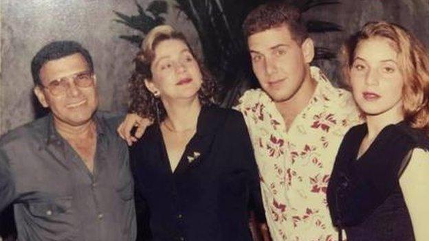 Nancy Mestre con su padre Martín, su madre y su hermano