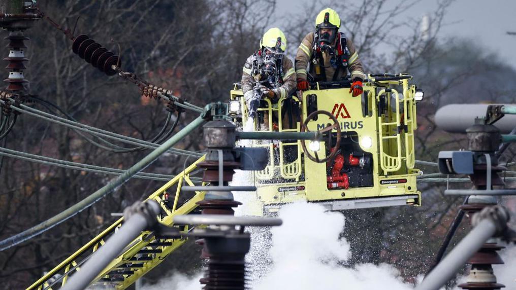 Los bomberos tratando de contener el incendio el viernes por la mañana.