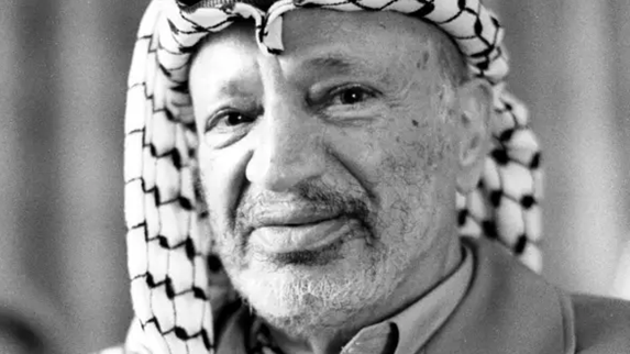 الزعيم الفلسطيني ياسر عرفات سلم جائزة لماجد أبو مراحيل وجعله من حرسه الخاص