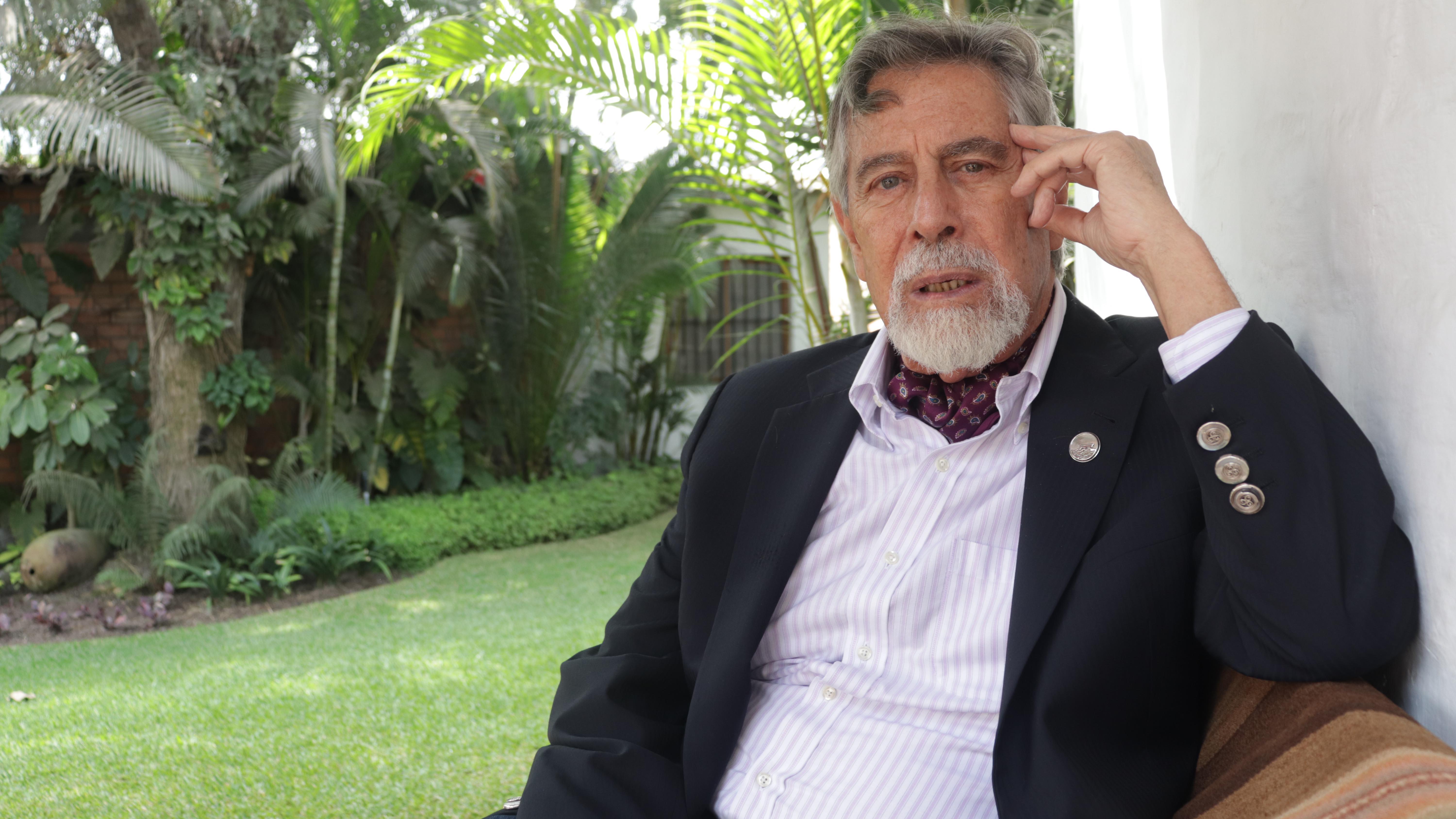 Francisco Sagasti, en el jardín de su casa.