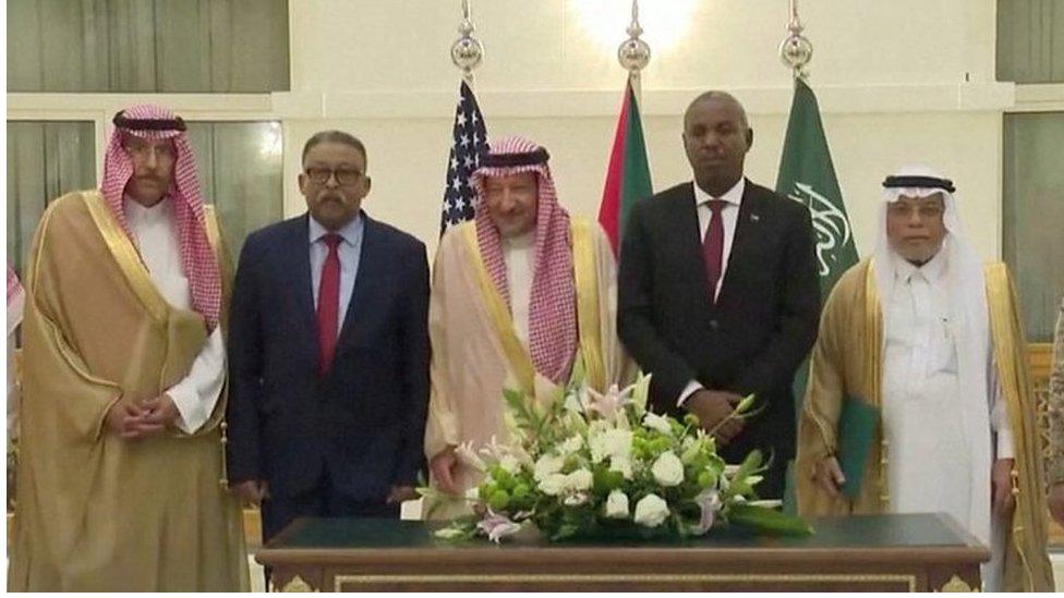 ممثلان عن الطراف المتحاربة في السودان مع مسؤولين سعوديين