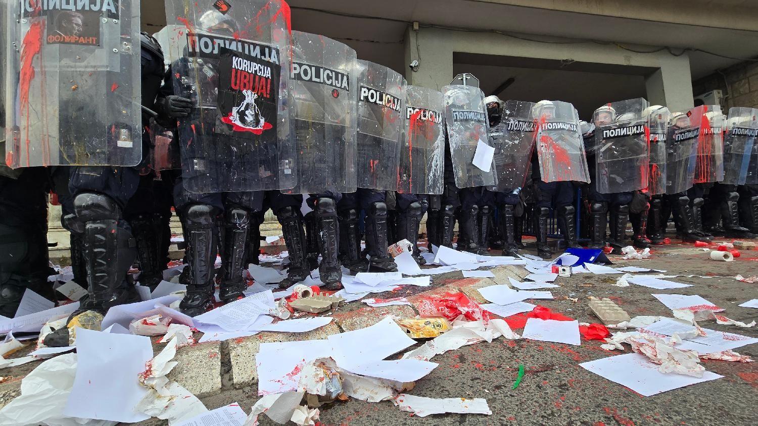 Policajci koje su gađali okupljeni farbom, papirima i brašnom