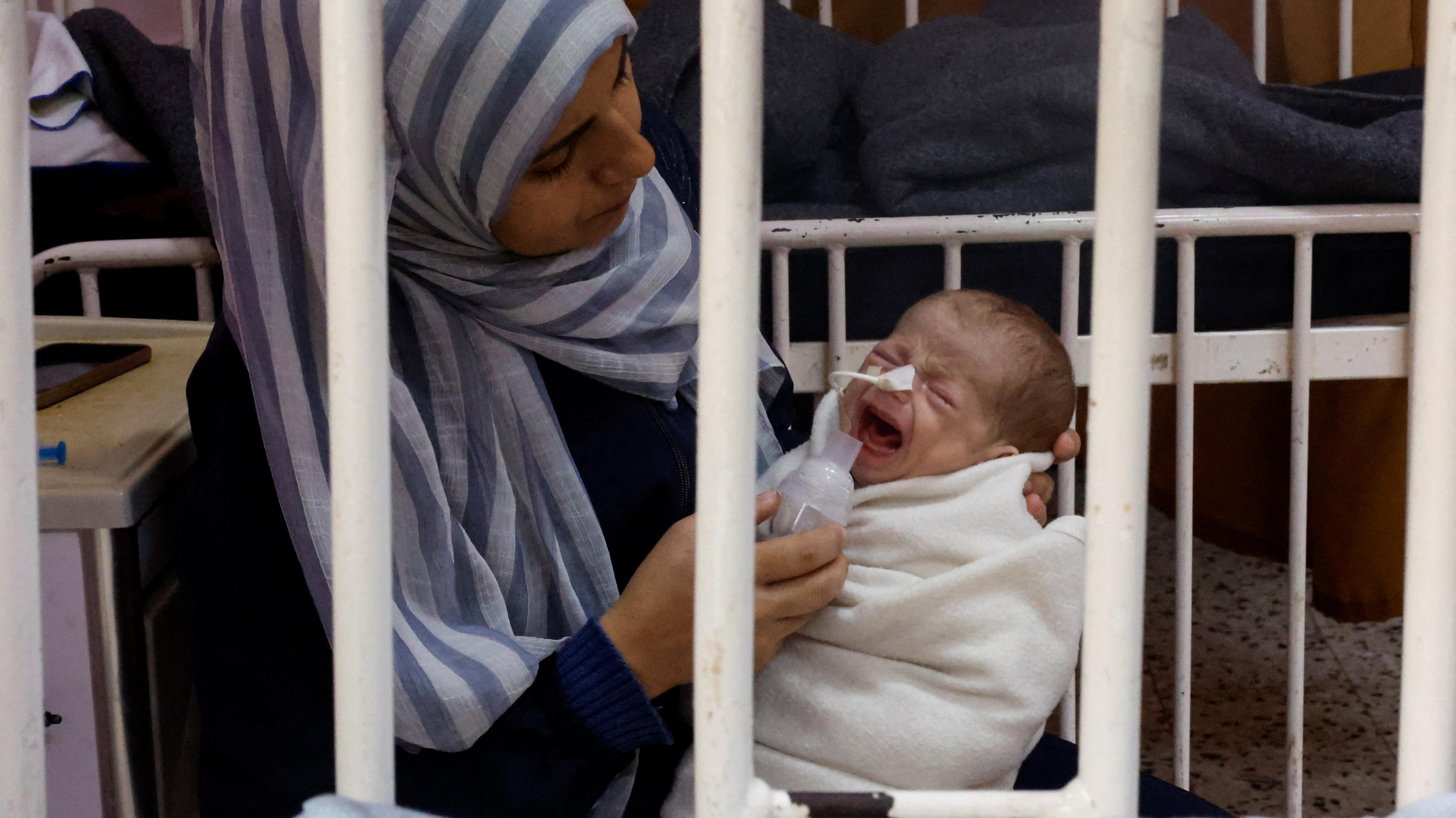 طفل فلسطيني مريض في غزة، بحضن والدته