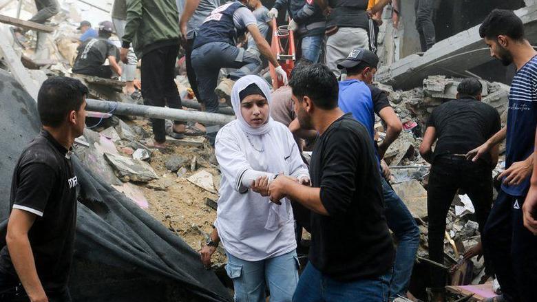 Palestinos buscan víctimas en el lugar de un ataque israelí contra una casa en el sur de la Franja de Gaza la semana pasada.