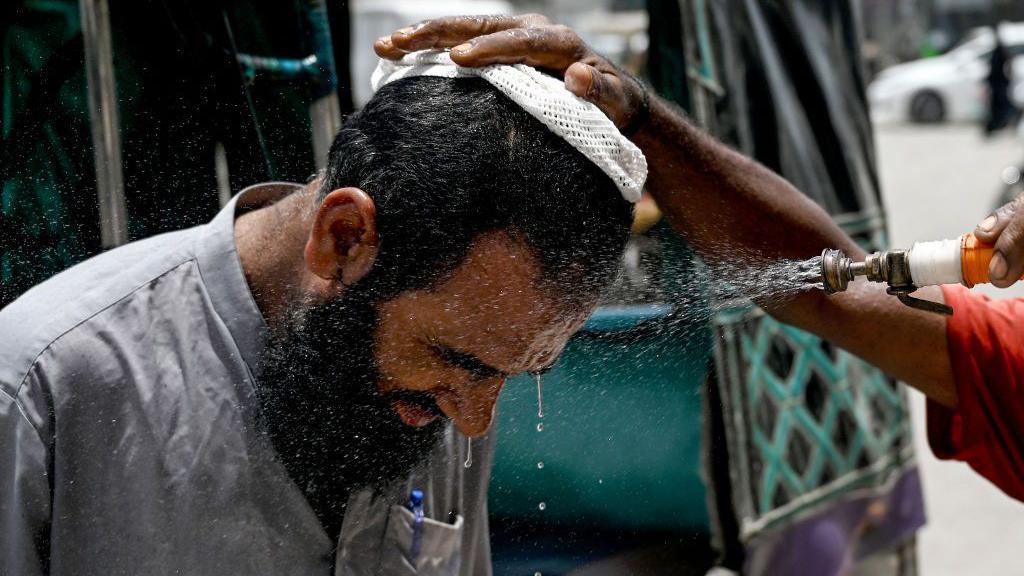 Deaths mount as Pakistan swelters in heatwave