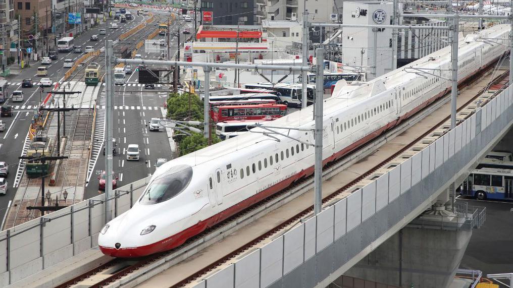 Shinkansen melintasi Nagasaki pada hari pertama beroperasi di pulau Kyushu Jepang pada September 2022.