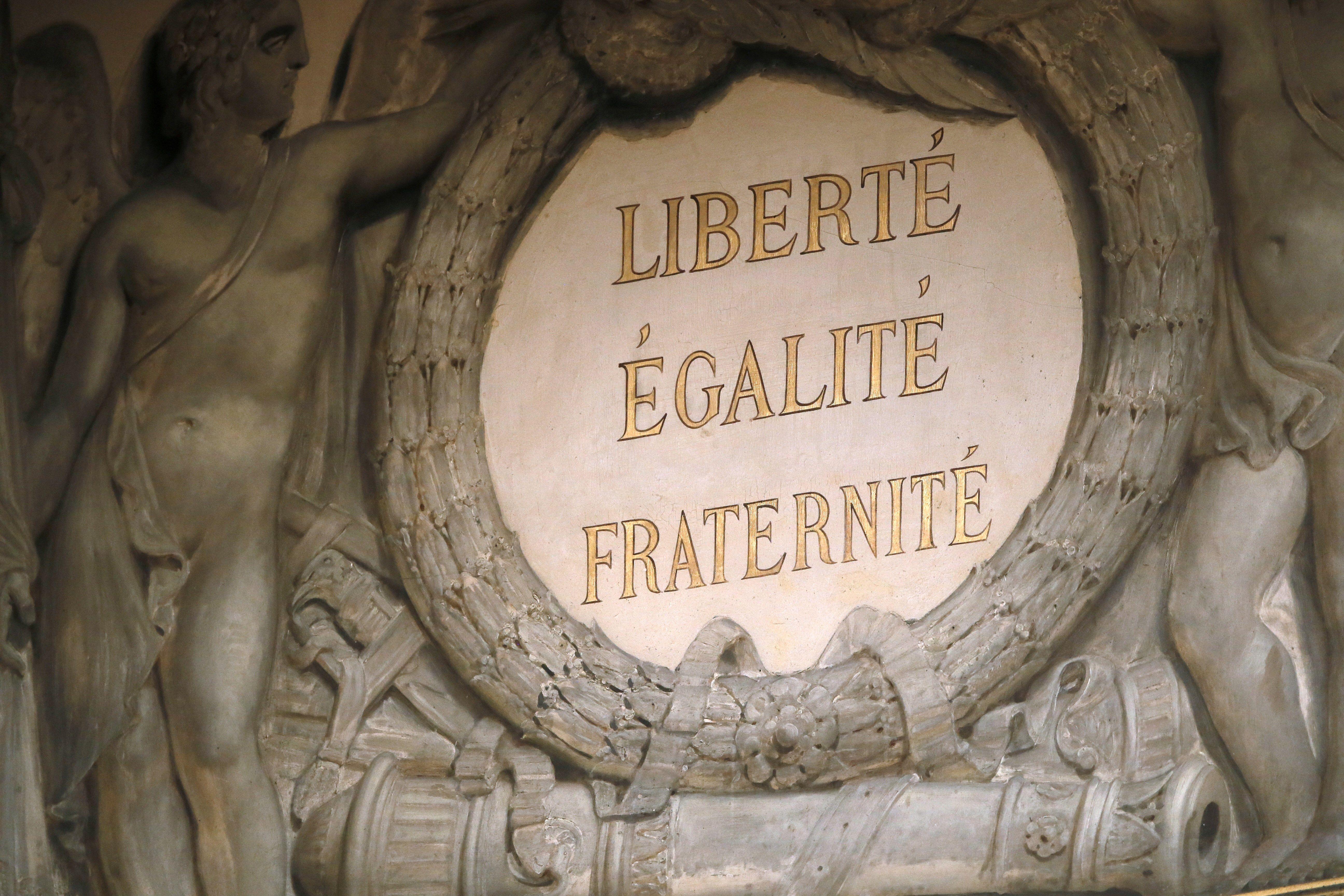 El lema "Liberté, Égalité, Fraternité" rodeado de una escultura dentro de la Asamblea Nacional francesa.