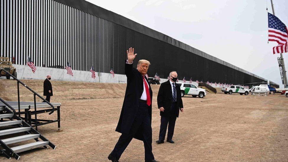 Donald Trump en el muro de la frontera sur de EEUU