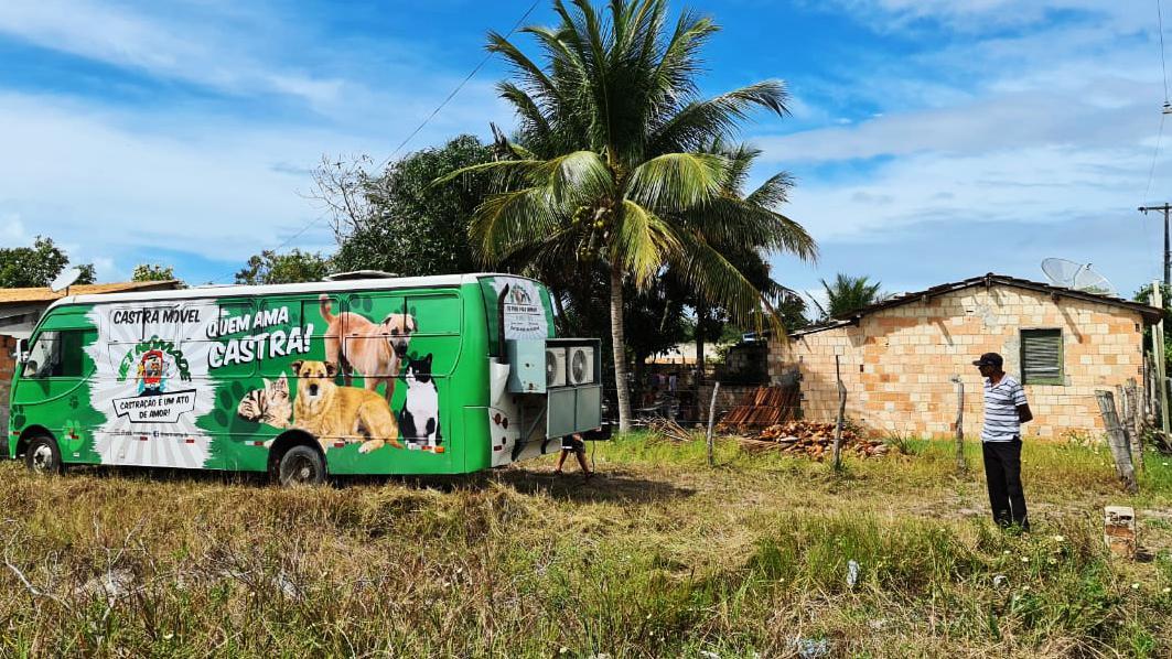 Ônibus usado para a castração de animais parado em cidade do sertão da Bahia
