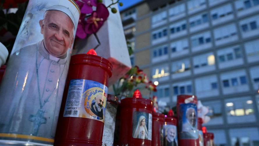 Ofrendas ante el hospital Gemelli