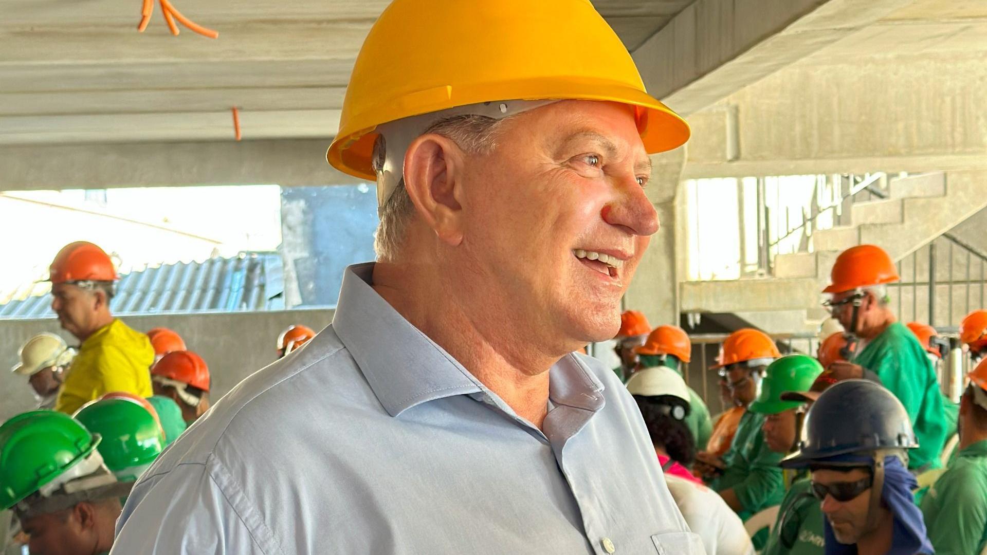Antônio Ramalho sorri ao lado de pedreiros em construção