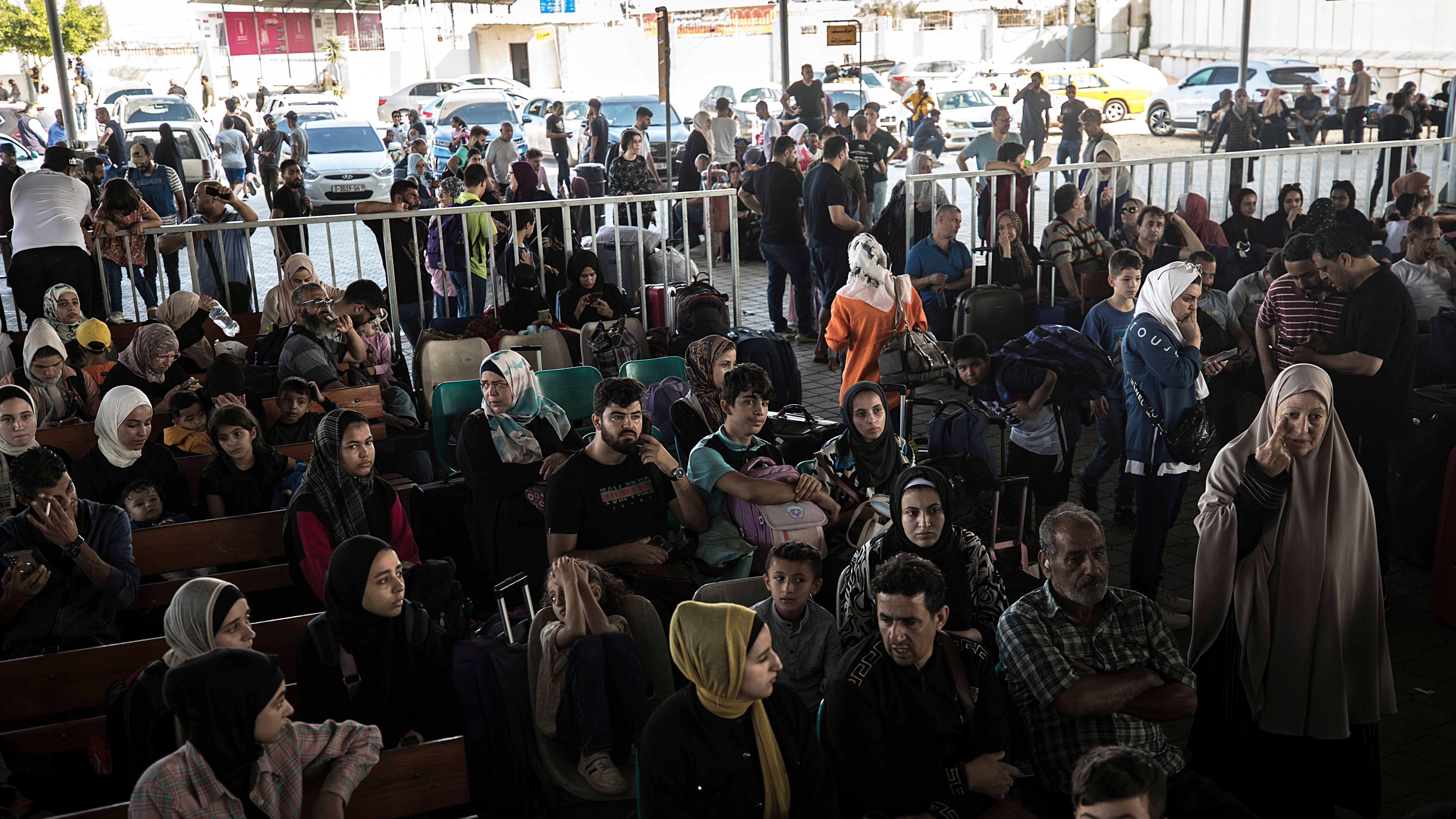 Centenares de personas esperan a las puertas del paso.