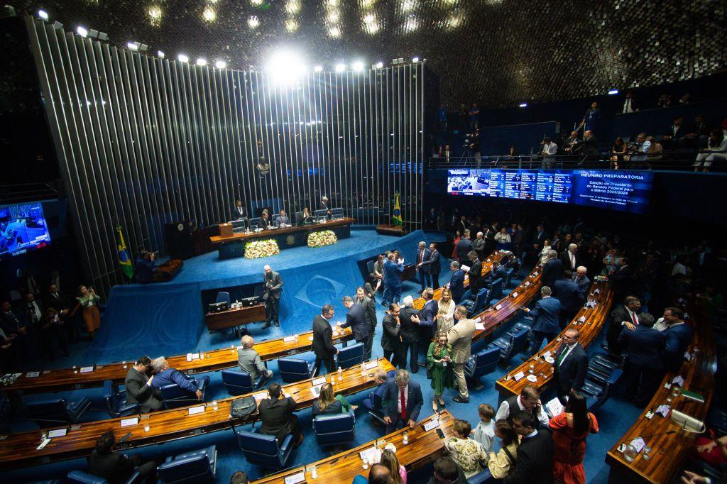 Foto colorida mostra o plenário do Senado visto de cima