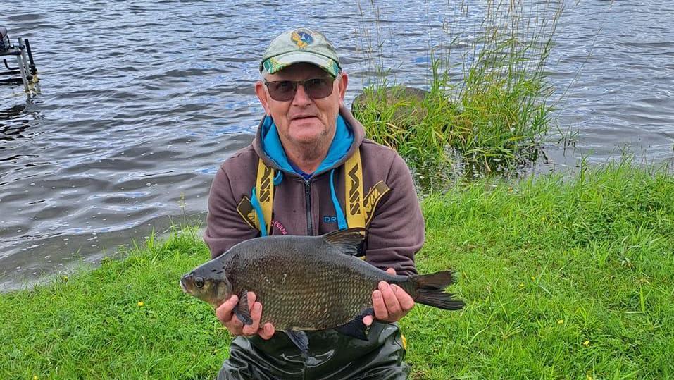 empresário Steve Clinch segurando peixe